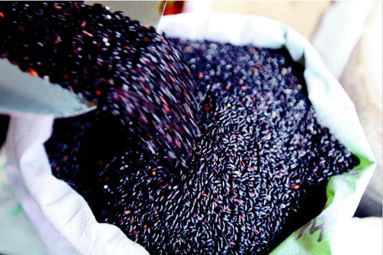 黑米用水浸泡也能掉色 业内人称黑米掉色正常