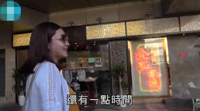 熊黛林挺大孕肚出街 富豪老公全程搀扶超体贴