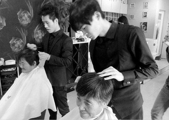 农村娃西安开理发店农民工环卫工理发不收钱