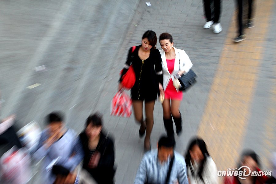 长假市民血逛钟楼<em>小寨 美女</em>秀黑丝白丝(图)|富