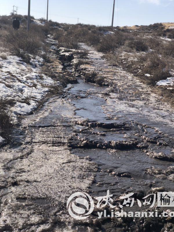 神木陕煤集团小保当煤矿污水肆意排放 成冰湖