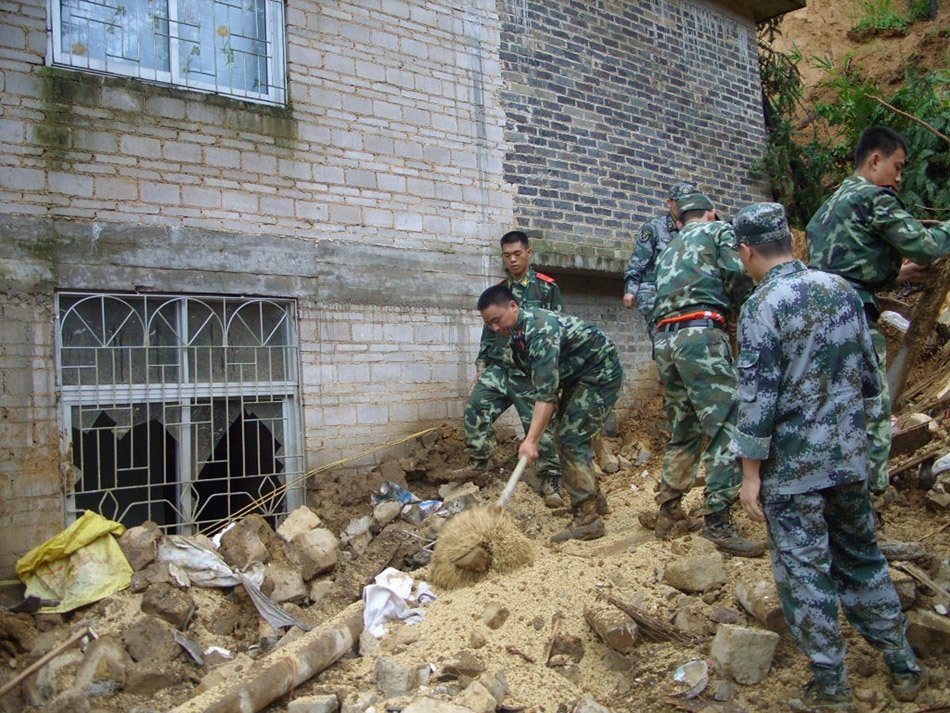 广西局部暴雨 引发洪水及地质灾害(组图)