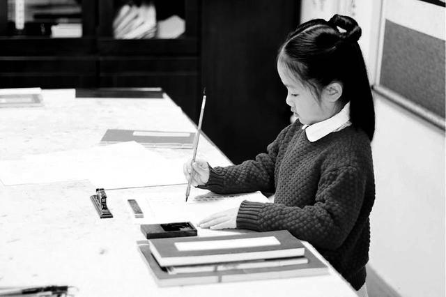 渭南7岁女娃写毛笔字走红 3岁时就开始练习