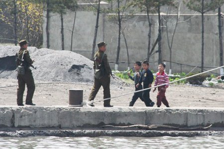 在中国丹东看朝鲜 鸭绿江对岸神秘国度