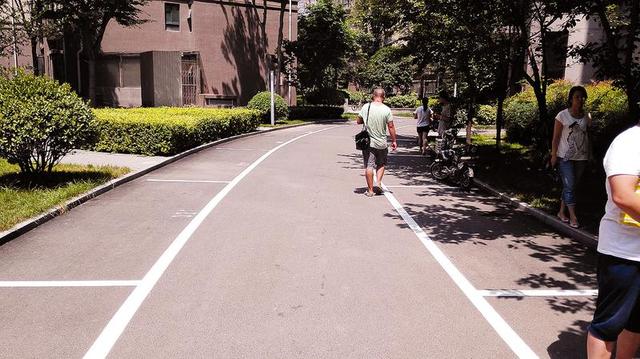 小区为应付办房产证前验收 突击划百余停车位