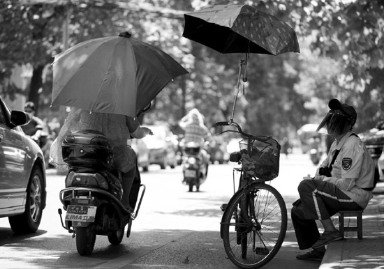 电动车摩托车装遮阳伞 阳光变少了危险增多了