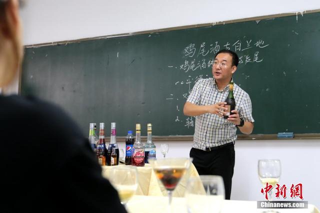 咸阳一高校开设品酒课 不会“喝酒”不合格
