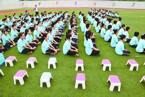 西安一小学举办活动 学生席地而坐领导坐凳子