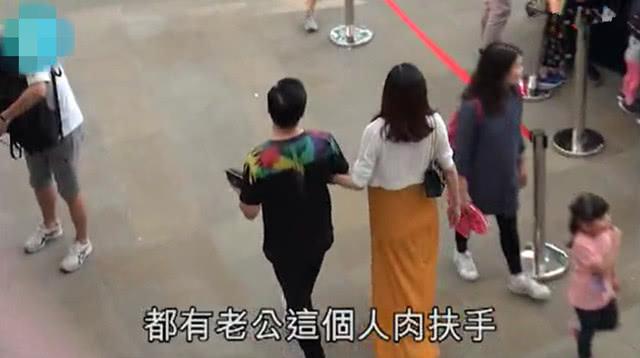 熊黛林挺大孕肚出街 富豪老公全程搀扶超体贴