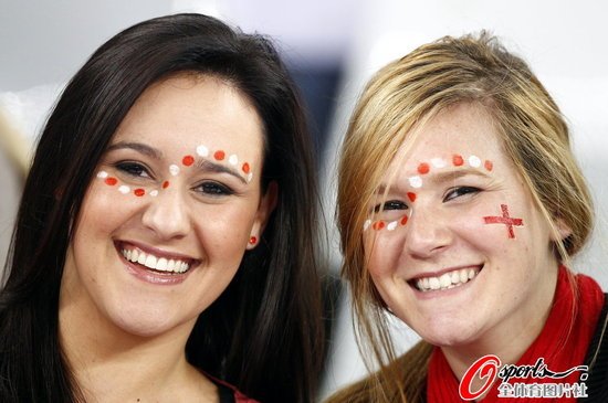 组图:英格兰VS<em>阿尔及利亚 美女</em>球迷场内助威_