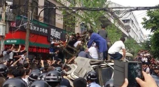 莫让城管充当社会冲突的前哨