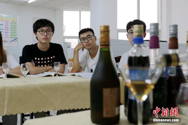 咸阳一高校开设品酒课 不会“喝酒”不合格