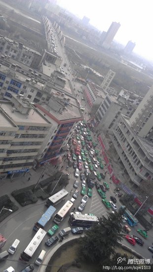 宝鸡天下汇商场发现疑似定时炸弹 群众疏散