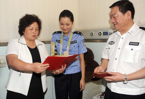 西华门 被撞女交警 张昂被记个人一等功(图)