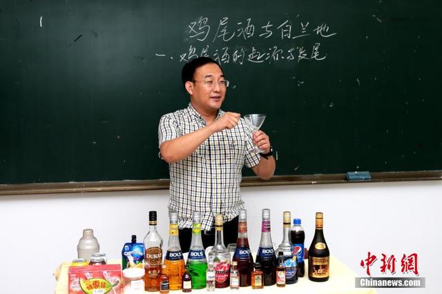 咸阳一高校开设品酒课 不会“喝酒”不合格