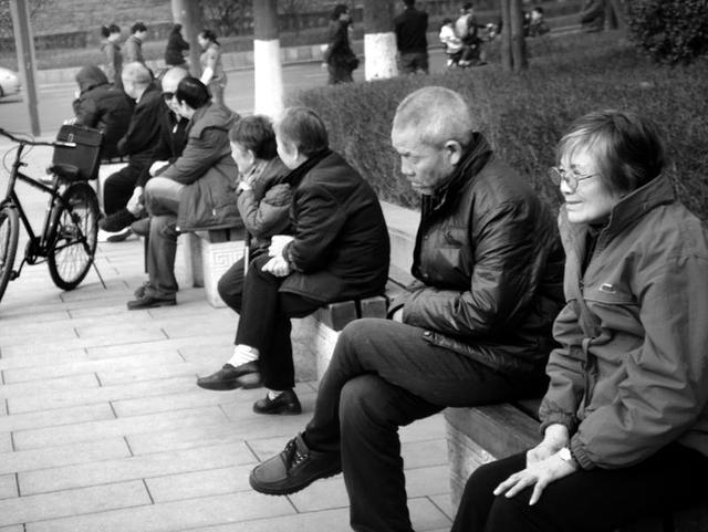 养儿养女到底谁能防老 老人不放心儿女钱财自理