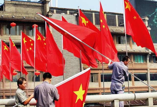 商家悬挂国旗也要讲"规矩" 高度和规格应统一