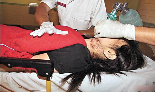 警长妻情困 皮带上吊亡