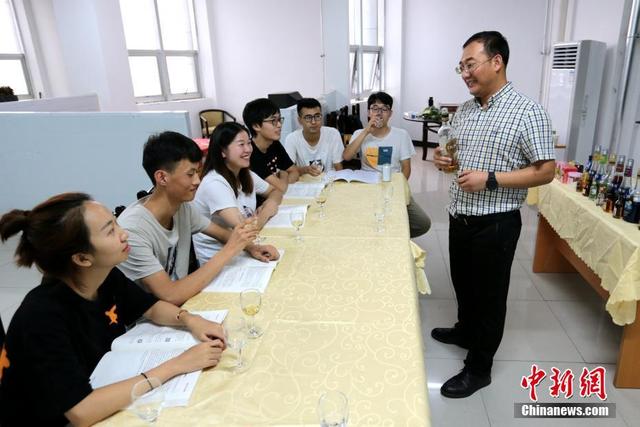 咸阳一高校开设品酒课 不会“喝酒”不合格