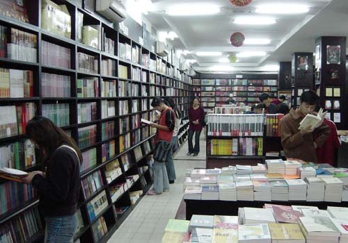 实体书店与网络售书展开大战 揭图书低价玄机