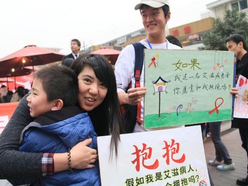 大学生街头"寻抱" 号召感受艾滋病患者压力