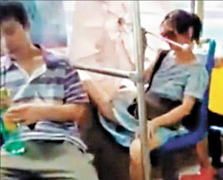大秦城事 缤纷世界 正文 一名戴着墨镜,穿着时尚的年轻女子,在公车上