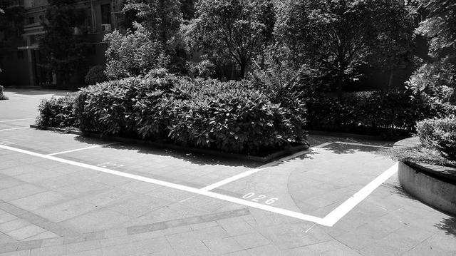 小区为应付办房产证前验收 突击划百余停车位