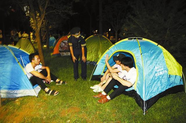 西安市民避暑图凉快 在遗址公园搭帐篷睡觉