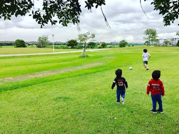 Kimi带双胞胎弟弟户外踢足球 大哥哥范儿十足