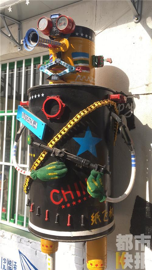 小区现墙面彩绘机器人 用汽油桶和废旧零件制