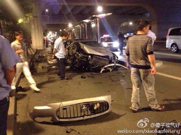 成都市清江中路铁门坎公交站旁发生了一车祸,一辆未悬挂号牌高清图片