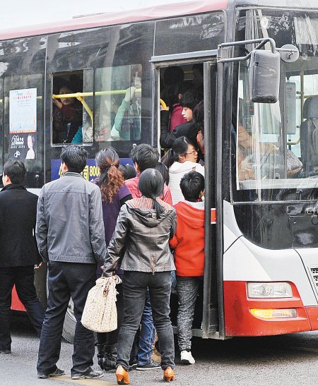下班高峰期,公交车十分拥挤.