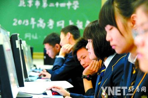 高三学生欲报新闻学专业 记者当场劝阻慎选