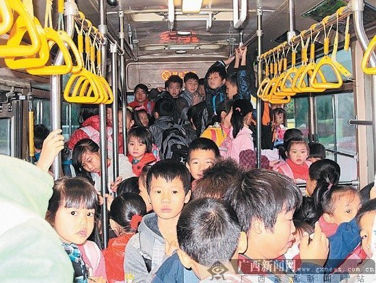 学校找公交车当校车 挤进115名学生