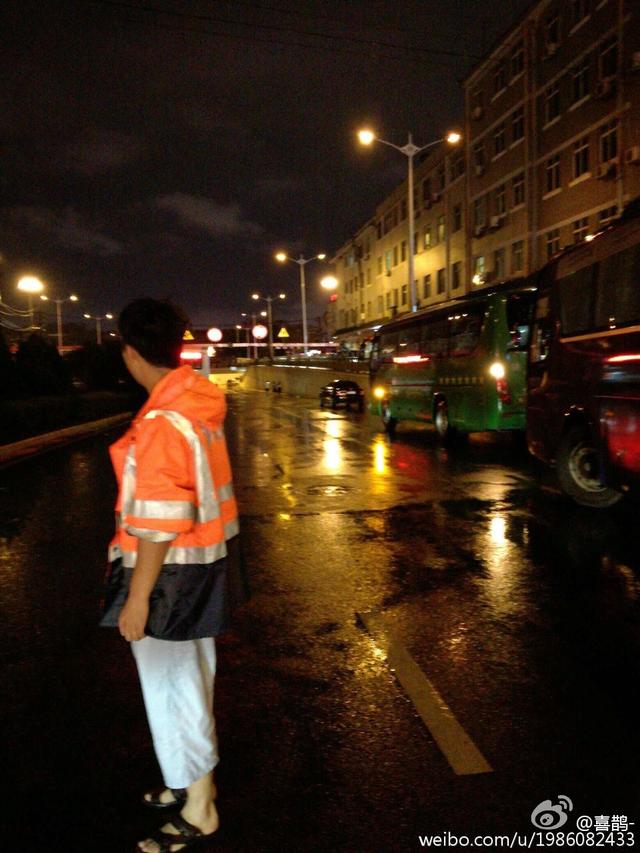 西安暴雨市政防汛人在行动