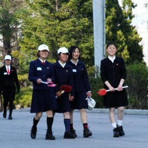 朝鲜校服:再穷不能没校服