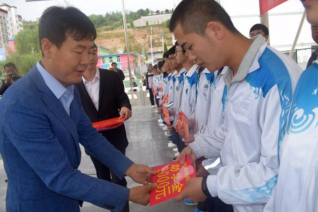 意景助学基金会为60名贫困生捐助12万元