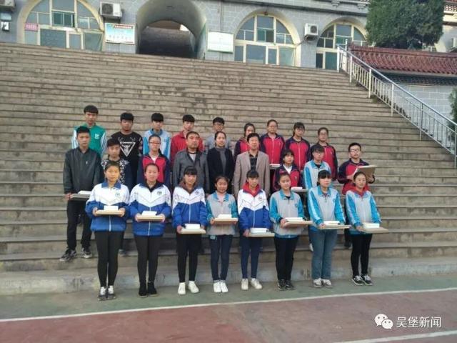 吴堡中学39名学生领到2万余元助学金