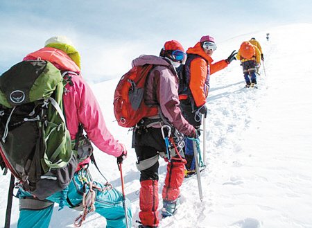 榆林民间登山队登顶玉珠峰 包括两名女队员