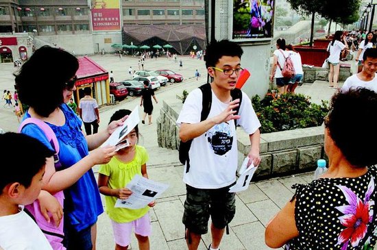 南京10位大学生自费到西安 街头普及气象知识