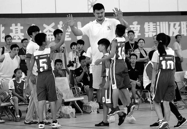 姚明在西安参加姚基金希望小学篮球季集训