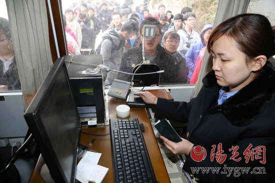 春运高峰期间 西安至延安动车组车厢增至16节