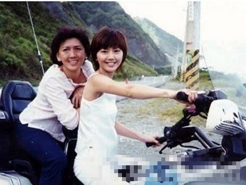 孙燕姿与妹妹合影曝光 歌迷惊呼难分辨