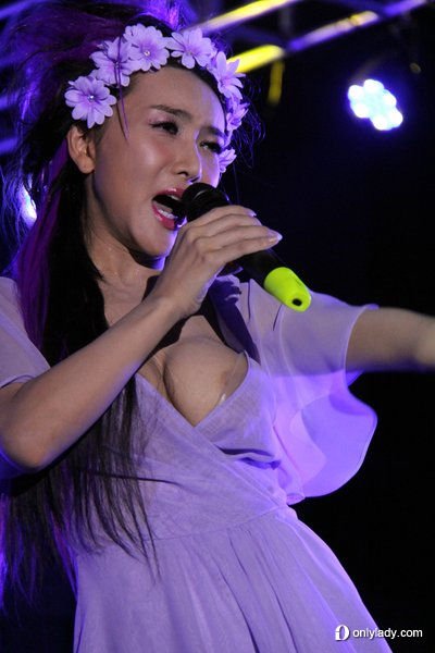 <em>龚玥菲</em>着透视裙爆乳捞金 姿势销魂不惧露点_大