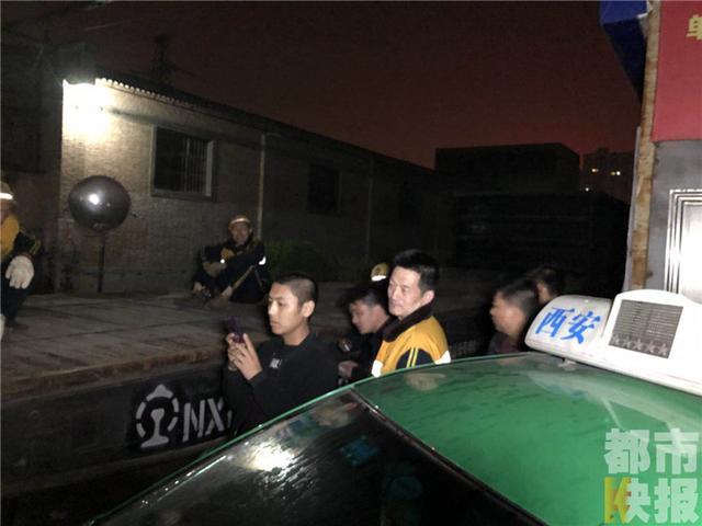 西安出租车与火车凌晨相撞 出租损毁面目全非