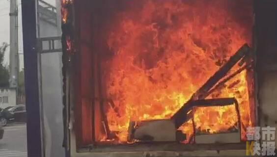 西安一货车车厢突起火 火势凶猛