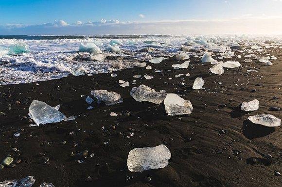 在不可思议的黑砂"钻石海滩"漫步