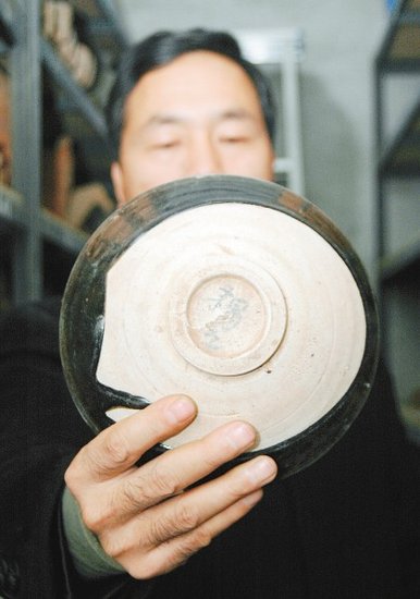 富县明清墓葬出土耀州窑瓷器 牵出连串谜题