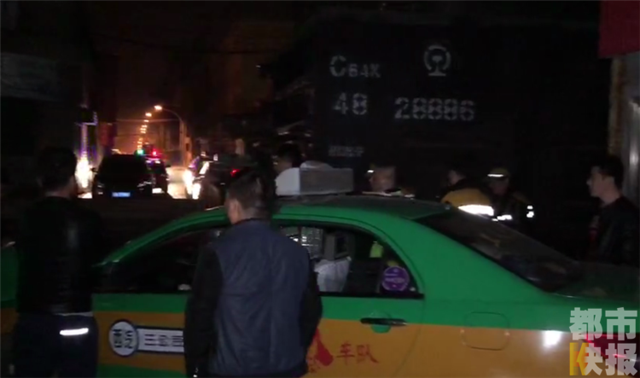 西安出租车与火车凌晨相撞 出租损毁面目全非