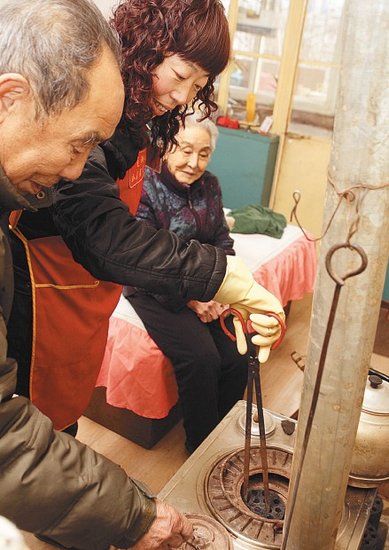 15分钟服务圈兴起 家政员一天照顾四家老人